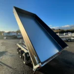 remorque-tribenne-saris-k3-406-406x204-ptac-3500kg-triple-essieux-freinee-ressorts-lames-pompe-electrique